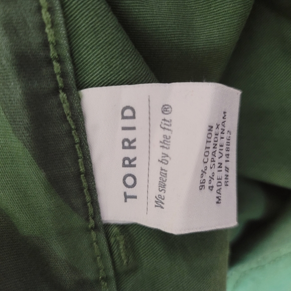 Torrid Green Camo Floral Stretch Fit Shorts DeminSz 16 - Picture 7 of 8